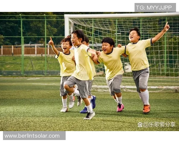 足球巨星们亲临现场为儿子加油助威共赏青春竞技的精彩瞬间