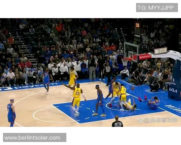 湖人对战雷霆第三场精彩回顾与赛后分析展现球队实力与战术较量